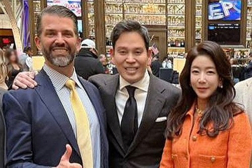 정용진 신세계그룹 회장과 부인 한지희 여사가 지난 18일(현지시간) 미국 워싱턴DC에서 트럼프 주니어를 만나고 있다. [신세계그룹 제공]